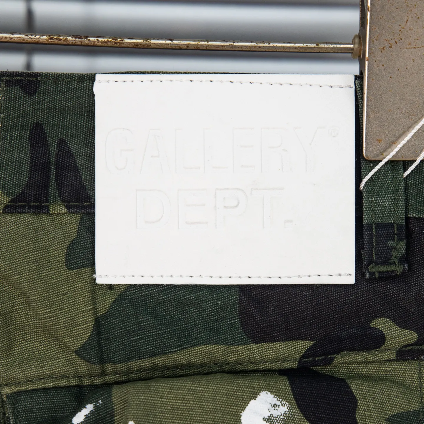 P250 Chrome Hearts Gallery 2025 new camouflage stitching multi-pocket couple bootcut jeans are a hot trend this season and are sought after by countless celebrities and fashionistas. The neat details of the cutting process add color to the playful fashion! The neat and meticulous design, and the well-fitting structure is unique. The upper body not only has outstanding recognition, but also looks younger and younger. A style with the ultimate wearing meaning and performance, gorgeous color matching, and the craftsmanship of this style is also extremely extraordinary. After the finished product is washed, it is disassembled and hand-made with sheepskin cross leather and then spliced ​​together to complete. The whole piece has too many craftsmanship to describe. It is decorated with patchwork cross flowers and high-waisted washed jeans! ! Absolutely high-end luxury product, a god-level single product, a super popular product, made by top heavy industry, a magic weapon that cannot be missed to hit the streets. Style number: 1846 Size: 28 30 32 34 36 Color: camouflage